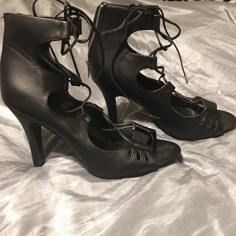 Black tie up heel.